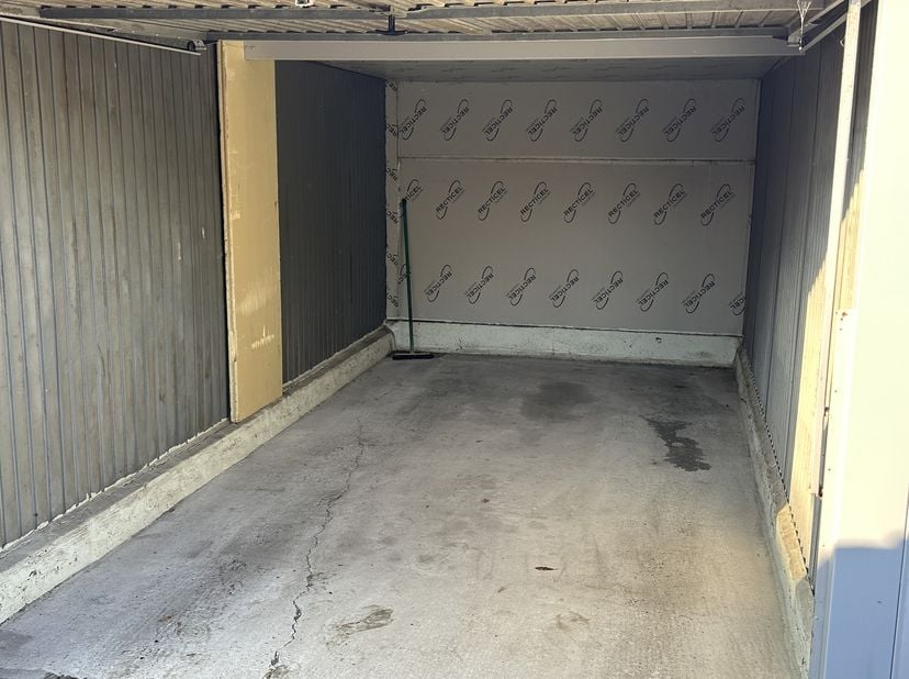 Te koop: Garagebox nummer 11 in de Blommestraat in Rumbeke (inrit tussen nummers 23 en 29).